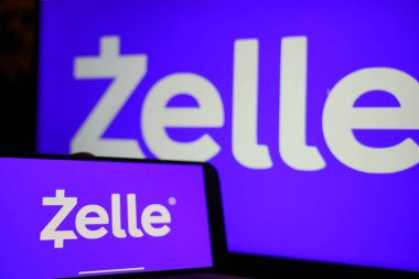 Roosendaal, Hollanda - 20 Şubat 2025: Zelle 'in logosunu gösteren bir cep telefonu, arka planda şirketin web sitesi.