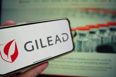 Roosendaal, Hollanda - 19 Şubat 2025: Gilead Sciences 'ın logosunu gösteren bir cep telefonu.