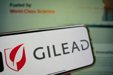 Roosendaal, Hollanda - 19 Şubat 2025: Gilead Sciences 'ın logosunu gösteren bir cep telefonu.