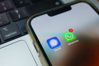Roosendaal, Hollanda - 25 Şubat 2025: Bir telefon ekranında yan yana gösterilen iki popüler kurye uygulamasının simgeleri: WhatsApp ve Signal. Yakın plan.