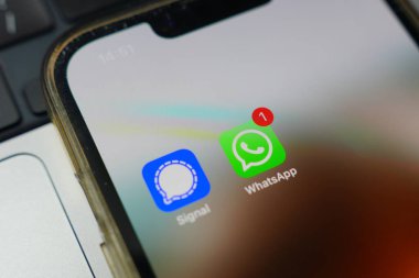 Roosendaal, Hollanda - 25 Şubat 2025: Bir telefon ekranında yan yana gösterilen iki popüler kurye uygulamasının simgeleri: WhatsApp ve Signal. Yakın plan.