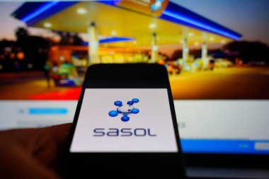 Roosendaal, Hollanda - 1 Mart 2025: Sasol 'un logosunu gösteren bir cep telefonu,.