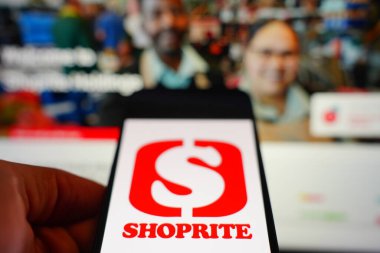 Roosendaal, Hollanda - 1 Mart 2025: Shoprite Holding 'in logosunu gösteren bir cep telefonu.