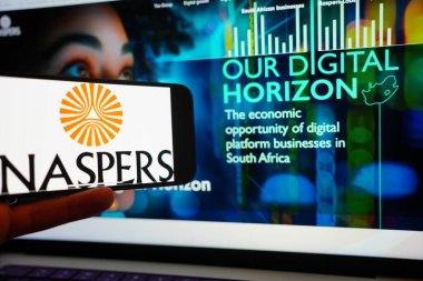 Roosendaal, Hollanda - 1 Mart 2025: Naspers 'ın logosunu gösteren bir cep telefonu,.