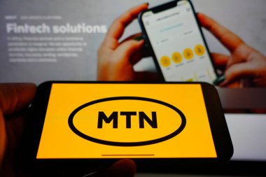 Roosendaal, Hollanda - 1 Mart 2025: MTN Group 'un logosunu gösteren bir cep telefonu.