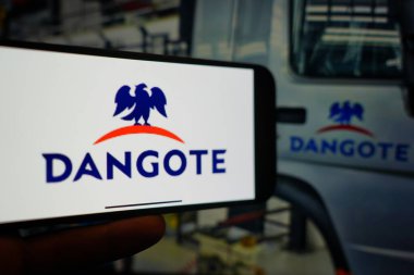 Roosendaal, Hollanda - 1 Mart 2025: Dangote Group 'un logosunu gösteren bir cep telefonu.