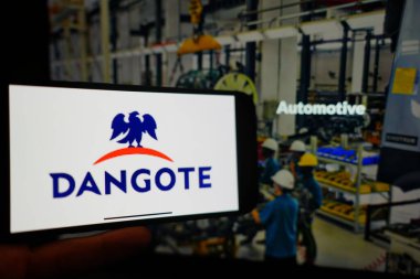 Roosendaal, Hollanda - 1 Mart 2025: Dangote Group 'un logosunu gösteren bir cep telefonu.