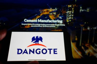 Roosendaal, Hollanda - 1 Mart 2025: Dangote Group 'un logosunu gösteren bir cep telefonu.