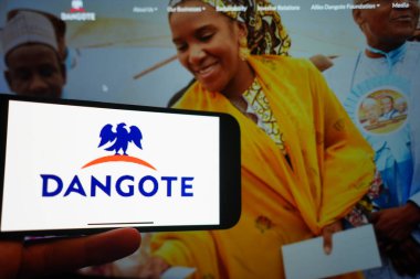 Roosendaal, Hollanda - 1 Mart 2025: Dangote Group 'un logosunu gösteren bir cep telefonu.