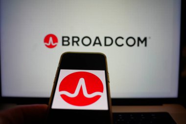Roosendaal, Hollanda - 6 Mart 2025: Broadcom 'un logosunu gösteren bir cep telefonu,.