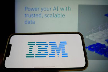 Roosendaal, Hollanda - 6 Mart 2025: IBM logosunu gösteren bir cep telefonu, arka planda şirketin web sitesi.