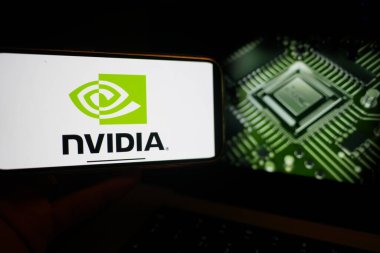 Roosendaal, Hollanda - 6 Mart 2025: NVIDIA logosunu gösteren bir cep telefonu, arka planda şirketin web sitesi.