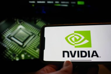 Roosendaal, Hollanda - 6 Mart 2025: NVIDIA logosunu gösteren bir cep telefonu, arka planda şirketin web sitesi.