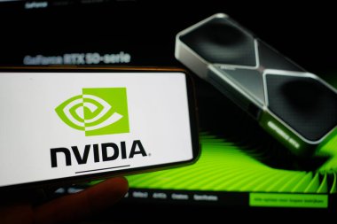 Roosendaal, Hollanda - 6 Mart 2025: NVIDIA logosunu gösteren bir cep telefonu, arka planda şirketin web sitesi.