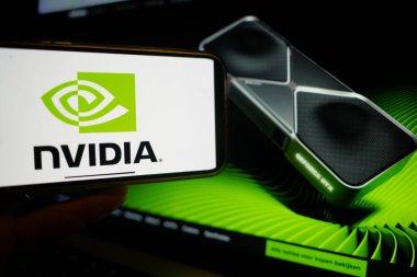 Roosendaal, Hollanda - 6 Mart 2025: NVIDIA logosunu gösteren bir cep telefonu, arka planda şirketin web sitesi.