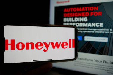 Roosendaal, Hollanda - 6 Mart 2025: Honeywell 'in logosunu gösteren bir cep telefonu,.