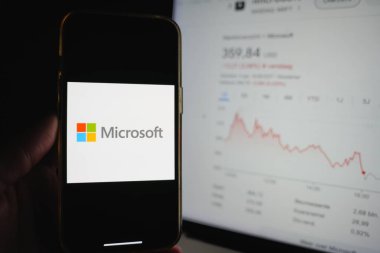 Roosendaal, Hollanda - 6 Nisan 2025: Microsoft 'un logosunu gösteren bir cep telefonu, Trump yönetimi tarafından yapılan son açıklamanın ardından düşen hisse senedi.