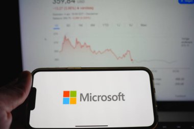 Roosendaal, Hollanda - 6 Nisan 2025: Microsoft 'un logosunu gösteren bir cep telefonu, Trump yönetimi tarafından yapılan son açıklamanın ardından düşen hisse senedi.