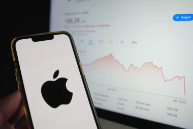 Roosendaal, Hollanda - 6 Nisan 2025: Apple 'ın logosunu gösteren bir cep telefonu, Trump yönetiminin açıklamasının ardından son zamanlarda düşen hisse senetleri.