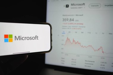 Roosendaal, Hollanda - 6 Nisan 2025: Microsoft 'un logosunu gösteren bir cep telefonu, Trump yönetimi tarafından yapılan son açıklamanın ardından düşen hisse senedi.