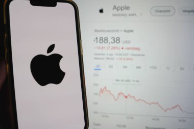 Roosendaal, Hollanda - 6 Nisan 2025: Apple 'ın logosunu gösteren bir cep telefonu, Trump yönetiminin açıklamasının ardından son zamanlarda düşen hisse senetleri.
