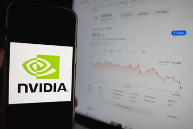 Roosendaal, Hollanda - 6 Nisan 2025: Nvidia 'nın logosunu gösteren bir cep telefonu, Trump yönetiminin açıklamasının ardından son zamanlarda düşen hisse senedi.