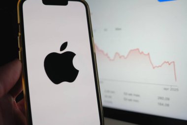 Roosendaal, Hollanda - 6 Nisan 2025: Apple 'ın logosunu gösteren bir cep telefonu, Trump yönetiminin açıklamasının ardından son zamanlarda düşen hisse senetleri.