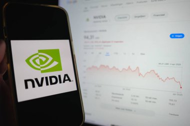 Roosendaal, Hollanda - 6 Nisan 2025: Nvidia 'nın logosunu gösteren bir cep telefonu, Trump yönetiminin açıklamasının ardından son zamanlarda düşen hisse senedi.