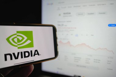 Roosendaal, Hollanda - 6 Nisan 2025: Nvidia 'nın logosunu gösteren bir cep telefonu, Trump yönetiminin açıklamasının ardından son zamanlarda düşen hisse senedi.
