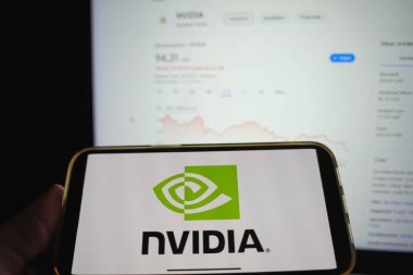 Roosendaal, Hollanda - 6 Nisan 2025: Nvidia 'nın logosunu gösteren bir cep telefonu, Trump yönetiminin açıklamasının ardından son zamanlarda düşen hisse senedi.