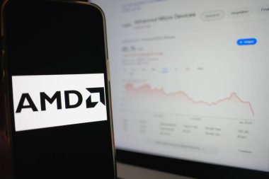 Roosendaal, Hollanda - 6 Nisan 2025: AMD logosunu gösteren bir cep telefonu, Trump yönetimi tarafından yapılan son açıklamanın ardından düşen hisse senedi.