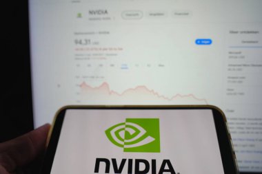 Roosendaal, Hollanda - 6 Nisan 2025: Nvidia 'nın logosunu gösteren bir cep telefonu, Trump yönetiminin açıklamasının ardından son zamanlarda düşen hisse senedi.