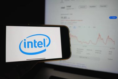 Roosendaal, Hollanda - 6 Nisan 2025: Intel logosunu gösteren bir cep telefonu, Trump yönetimi tarafından yapılan son açıklamanın ardından son zamanlarda düşen hisse senedi.