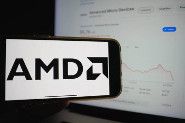 Roosendaal, Hollanda - 6 Nisan 2025: AMD logosunu gösteren bir cep telefonu, Trump yönetimi tarafından yapılan son açıklamanın ardından düşen hisse senedi.