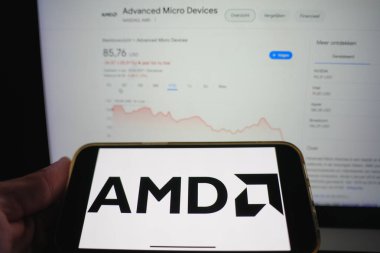 Roosendaal, Hollanda - 6 Nisan 2025: AMD logosunu gösteren bir cep telefonu, Trump yönetimi tarafından yapılan son açıklamanın ardından düşen hisse senedi.