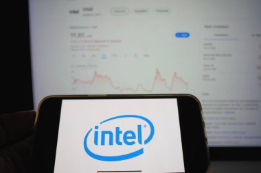 Roosendaal, Hollanda - 6 Nisan 2025: Intel logosunu gösteren bir cep telefonu, Trump yönetimi tarafından yapılan son açıklamanın ardından son zamanlarda düşen hisse senedi.