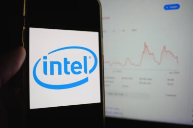 Roosendaal, Hollanda - 6 Nisan 2025: Intel logosunu gösteren bir cep telefonu, Trump yönetimi tarafından yapılan son açıklamanın ardından son zamanlarda düşen hisse senedi.