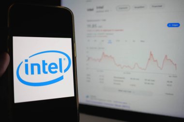 Roosendaal, Hollanda - 6 Nisan 2025: Intel logosunu gösteren bir cep telefonu, Trump yönetimi tarafından yapılan son açıklamanın ardından son zamanlarda düşen hisse senedi.