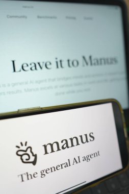 Roosendaal, Hollanda - 10 Nisan 2025: Arka planda web sitesi bulunan bir yapay zeka şirketi olan Manus Al 'in logosunu gösteren bir cep telefonu. Dikey yönelim.