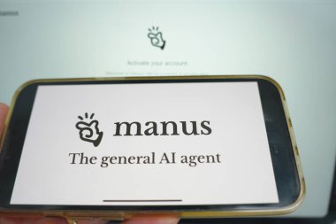Roosendaal, Hollanda - 10 Nisan 2025: Arka planda web sitesi bulunan bir yapay zeka şirketi olan Manus Al 'ın logosunu gösteren bir cep telefonu