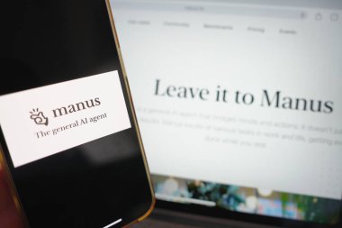 Roosendaal, Hollanda - 10 Nisan 2025: Arka planda web sitesi bulunan bir yapay zeka şirketi olan Manus Al 'ın logosunu gösteren bir cep telefonu