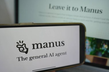 Roosendaal, Hollanda - 10 Nisan 2025: Arka planda web sitesi bulunan bir yapay zeka şirketi olan Manus Al 'ın logosunu gösteren bir cep telefonu
