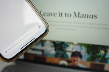 Roosendaal, Hollanda - 10 Nisan 2025: Manus AI telefon uygulamasını gösteren bir cep telefonu, bir yapay zeka şirketi. Arkaplanda şirketin web sitesi.