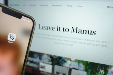 Roosendaal, Hollanda - 10 Nisan 2025: Bir yapay zeka şirketi olan Manus Al 'in uygulama logosunu gösteren bir cep telefonu. Arkaplanda şirketin web sitesi.