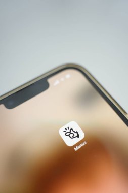 Roosendaal, Hollanda - 10 Nisan 2025: Bir yapay zeka şirketi olan Manus Al 'ın uygulama logosunu gösteren bir cep telefonu.