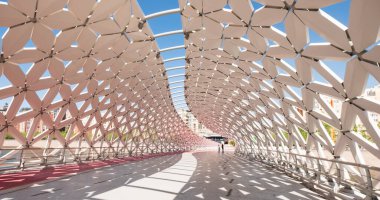 Astana, Kazakistan - 16 Mayıs 2019: Kazakistan 'ın başkenti Astana' daki ünlü Atyrau köprüsü.