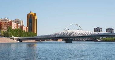 Astana, Kazakistan - 16 Mayıs 2019: Kazakistan 'ın başkenti Astana' daki ünlü Atyrau köprüsü.
