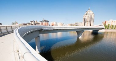 Astana, Kazakistan - 16 Mayıs 2019: Kazakistan 'ın başkenti Astana' daki ünlü Atyrau köprüsü.