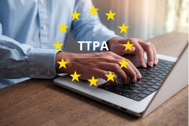 TTPA (Siyasi Reklamcılığın Şeffaflığı ve Hedeflenmesi) Avrupa Birliği tarafından başlatılmıştır. Dijital politik reklamlarda adalet ve şeffaflığı sağlar. Kavram.