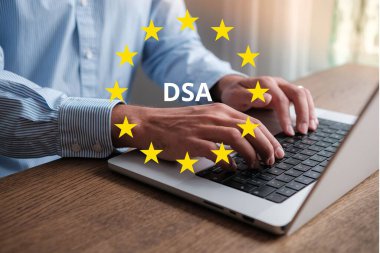 Avrupa Birliği tarafından başlatılan DSA (Dijital Hizmetler Yasası). Çevrimiçi güvenlik, içerik ılımlılığı ve platform şeffaflığı için yeni kurallar. Kavram.